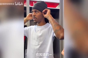 啦啦队小姐姐和观众席球迷互动，这双腿也太长了吧
